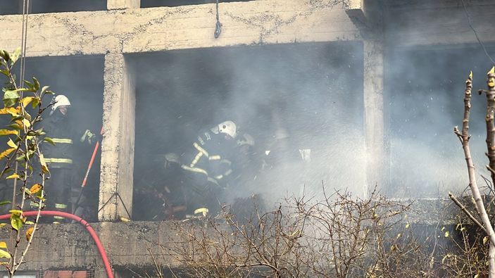 Düzce'de samanlıkta çıkan yangın lodosun etkisiyle arttı