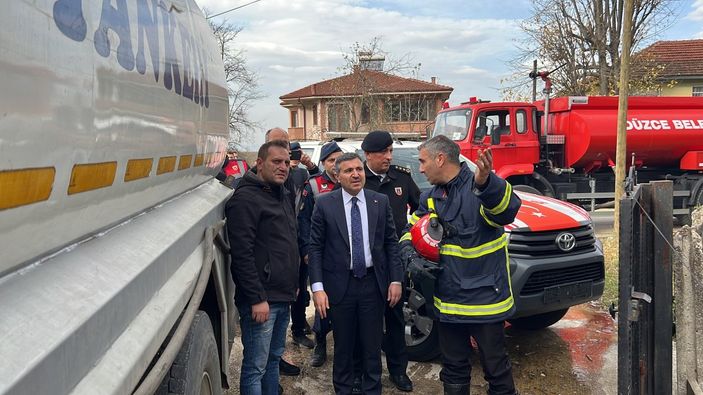 Düzce'de samanlıkta çıkan yangın lodosun etkisiyle arttı