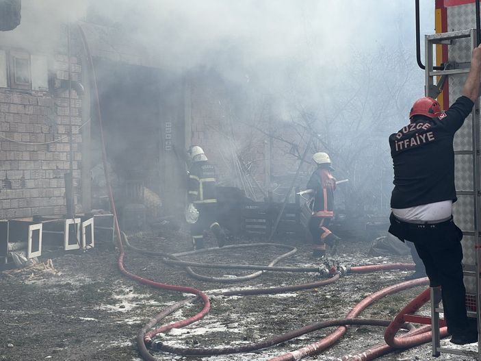 i Düzce'de samanlıkta çıkan yangın lodosun etkisiyle arttı