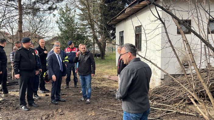 Düzce'de samanlıkta çıkan yangın lodosun etkisiyle arttı
