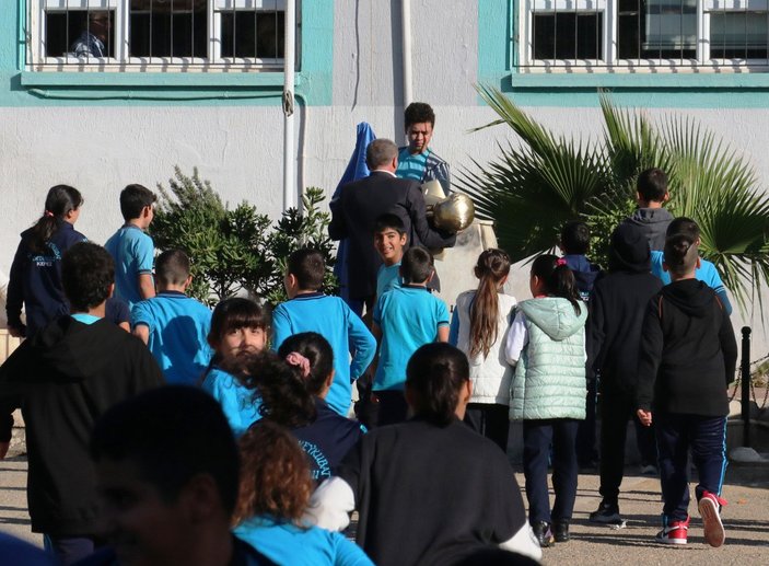 Antalya'da, okuldaki Atatürk büstüne saldırı