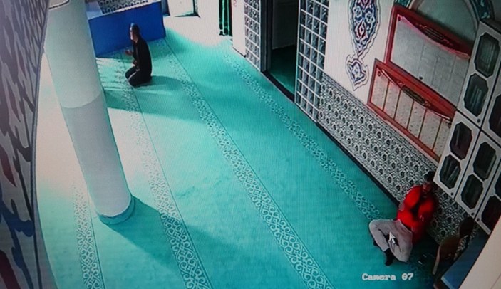 Antalya’daki bir camiye giren yabancı uyruklu hırsız, sakızla para çaldı
