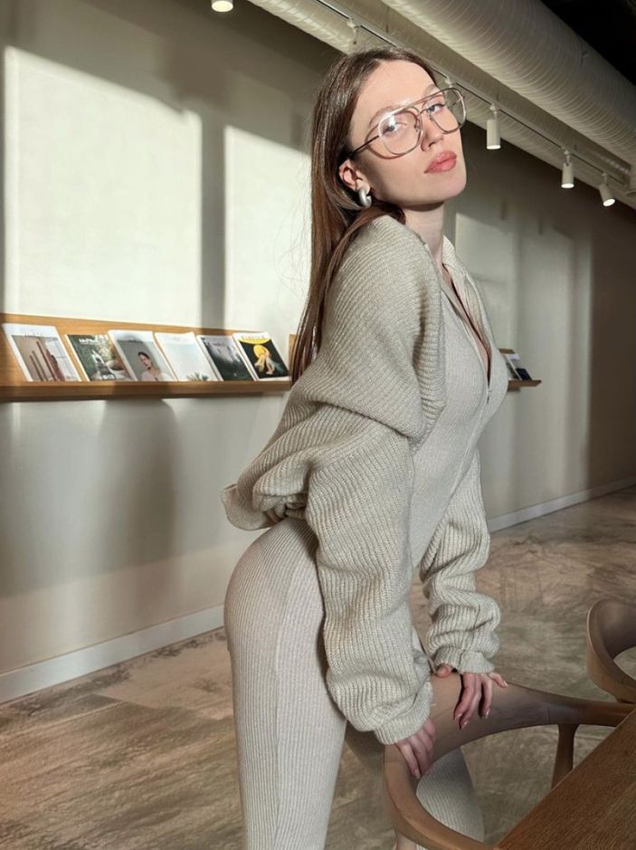 Duygu Özaslan göğüs dekolteli pozuyla nefes kesti! 'Cesaretine hayranım..'