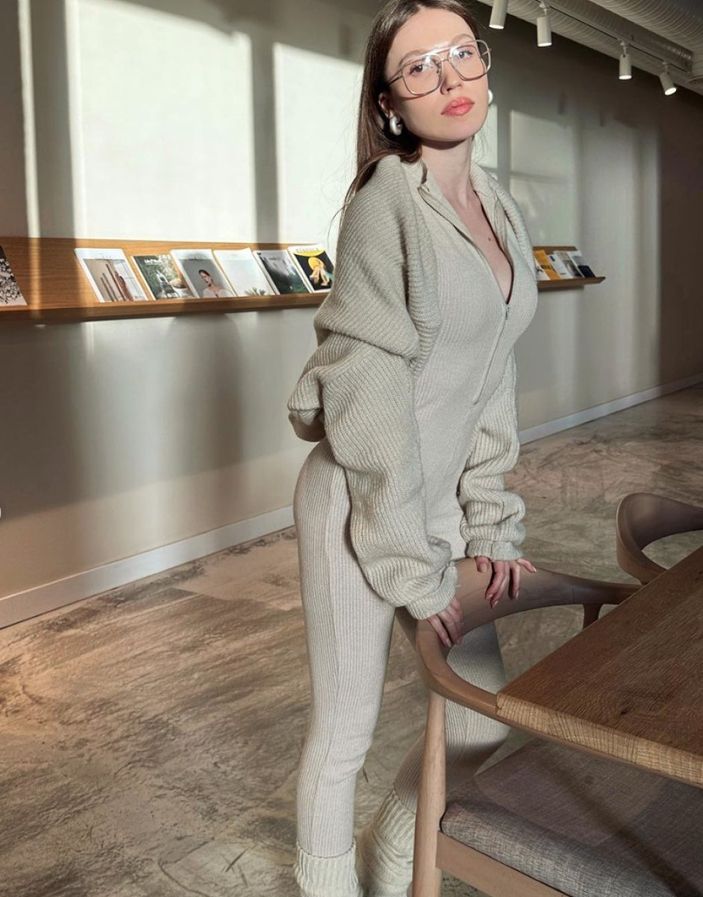 Duygu Özaslan göğüs dekolteli pozuyla nefes kesti! 'Cesaretine hayranım..'