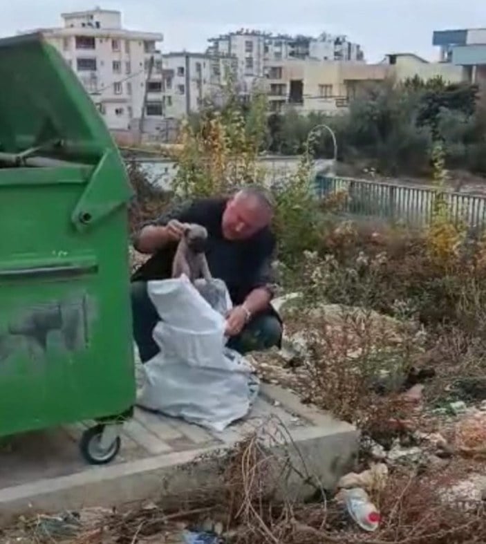Osmaniye'de çöpe atılan çuvaldan yavru köpekler çıktı