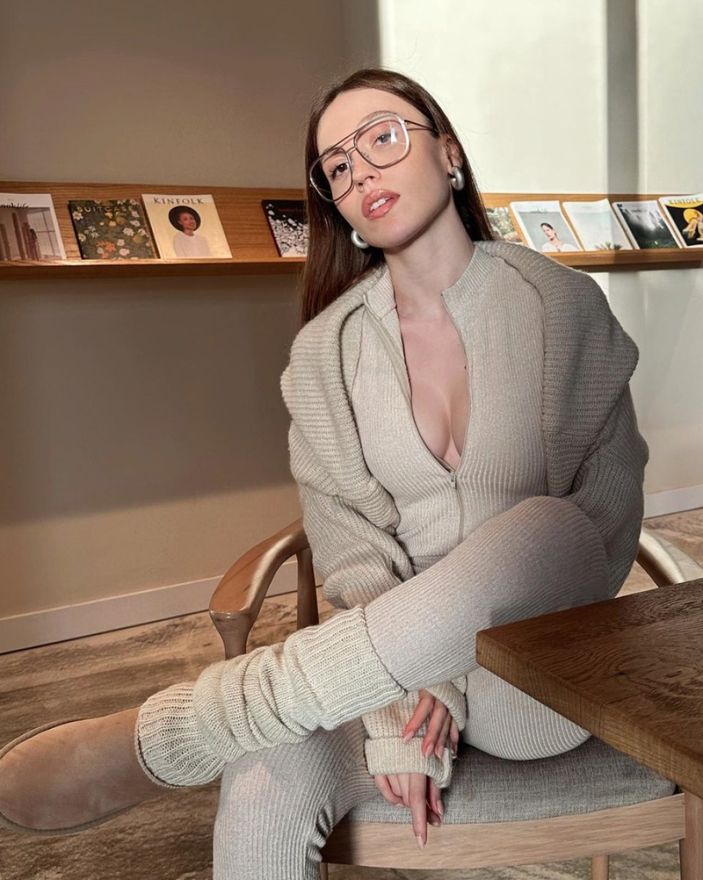 Duygu Özaslan göğüs dekolteli pozuyla nefes kesti! 'Cesaretine hayranım..'