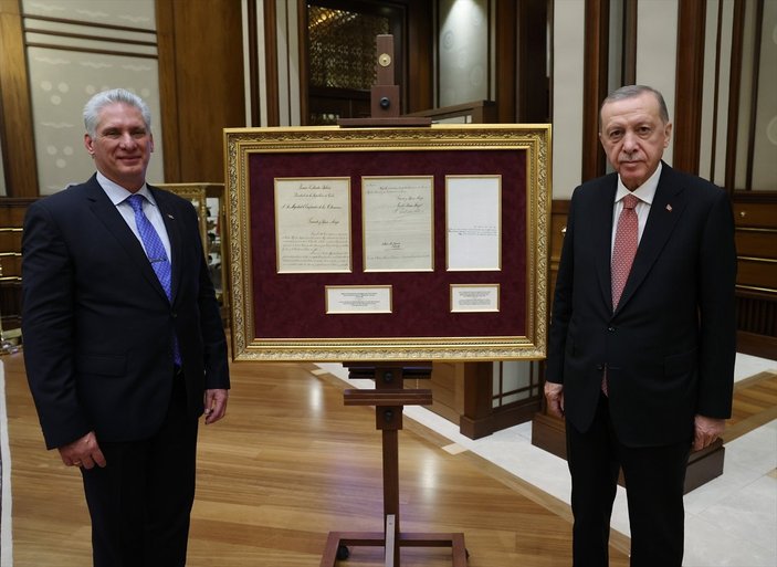 Cumhurbaşkanı Erdoğan'dan Küba Devlet Başkanı'na tarihi hediye 