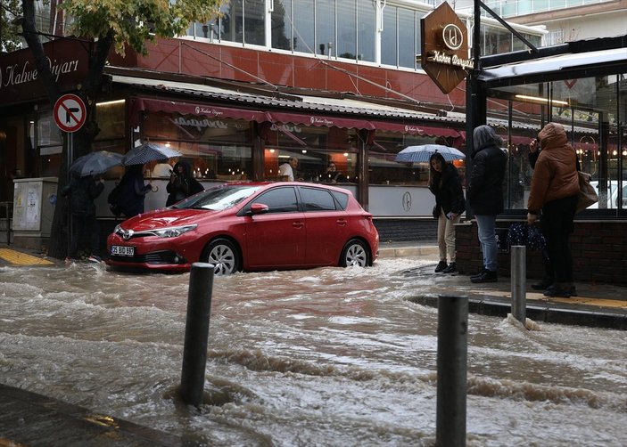 İzmir'de sağanak yağış etkili oldu