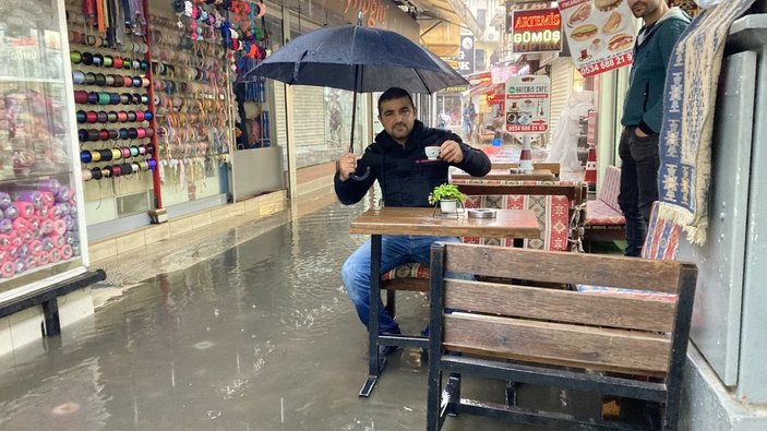 İzmir'de esnaf su baskını için uğraşırken, o kahve keyfi yaptı