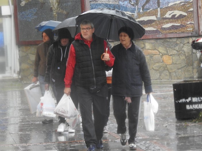 Edirne'de sağanak yağış hayatı felç etti