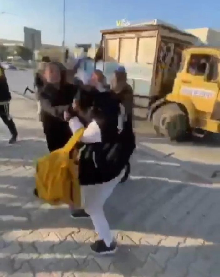 Adana'da liseli kızların kavgasını arkadaşları gülerek kaydetti
