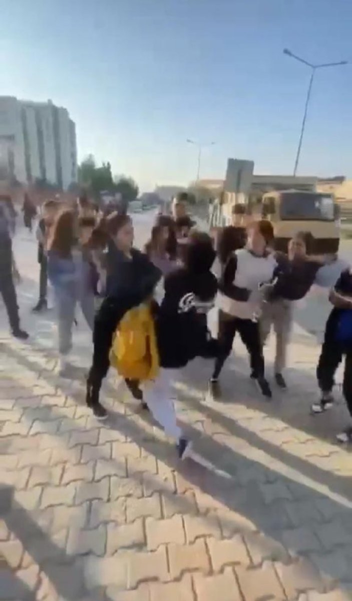 Adana'da liseli kızların kavgasını arkadaşları gülerek kaydetti