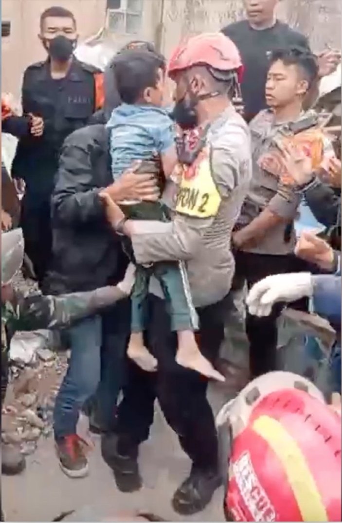 Endonezya'da bir çocuk, depremden 2 gün sonra enkazdan kurtarıldı 