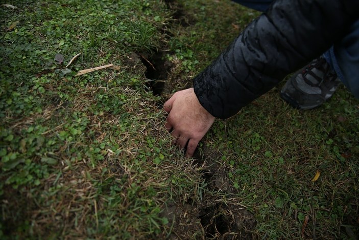 Düzce'de deprem sonrasında toprak kırılmaları oluştu