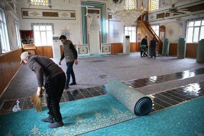 Düzce'de depremde hasar gören cami boşaltılıyor 