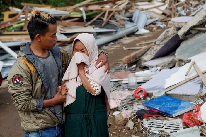 Endonezya'da bir çocuk, depremden 2 gün sonra enkazdan kurtarıldı 