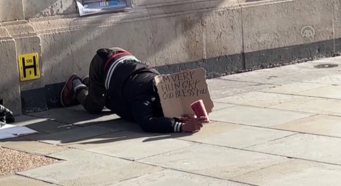 Londra’da evsizler kaldırımda uyuyor, dilenerek hayatta kalıyor