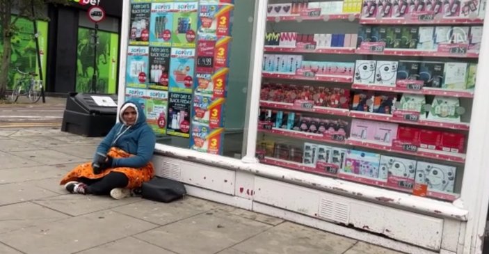 Londra’da evsizler kaldırımda uyuyor, dilenerek hayatta kalıyor
