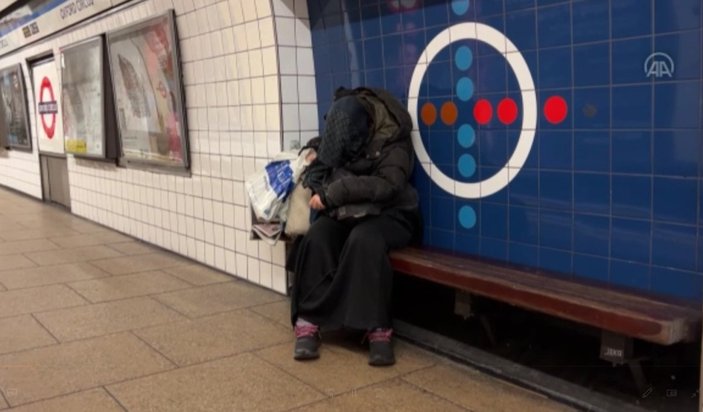 Londra’da evsizler kaldırımda uyuyor, dilenerek hayatta kalıyor