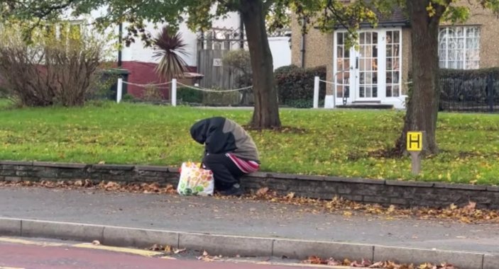 Londra’da evsizler kaldırımda uyuyor, dilenerek hayatta kalıyor