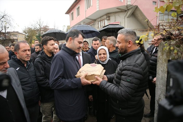 Murat Kurum, depremde hasar gören evleri inceledi