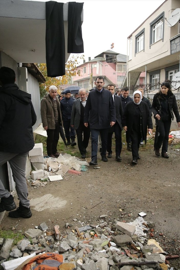 Murat Kurum, depremde hasar gören evleri inceledi