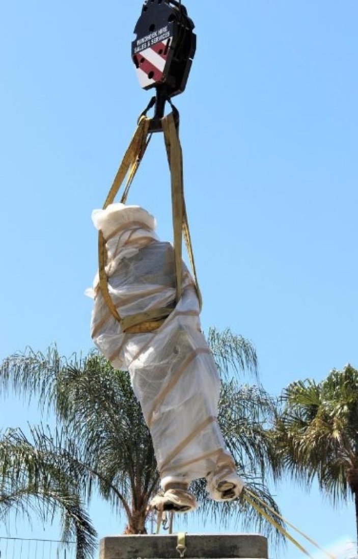 Namibya'da Alman sömürge subayı Curt von François'in heykeli kaldırıldı