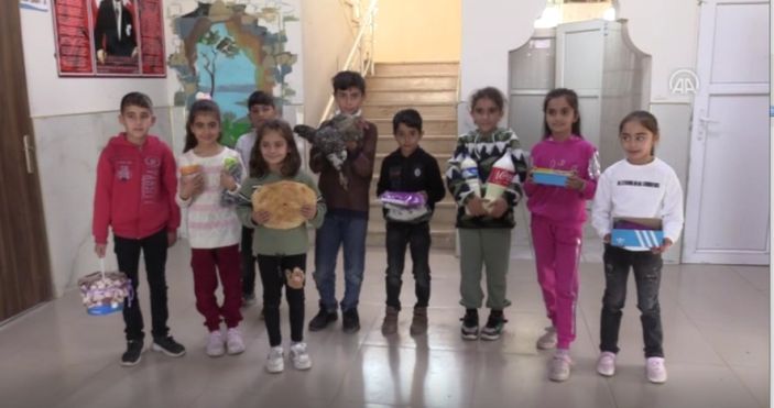 Batman'da öğretmenine kümesten getirdiği tavuğu hediye etti