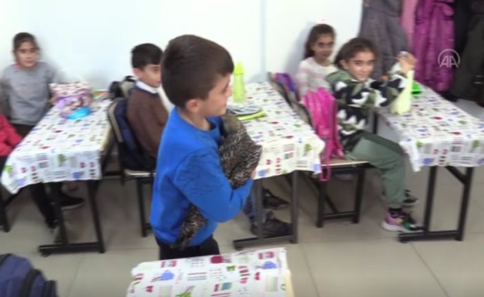 Batman'da öğretmenine kümesten getirdiği tavuğu hediye etti