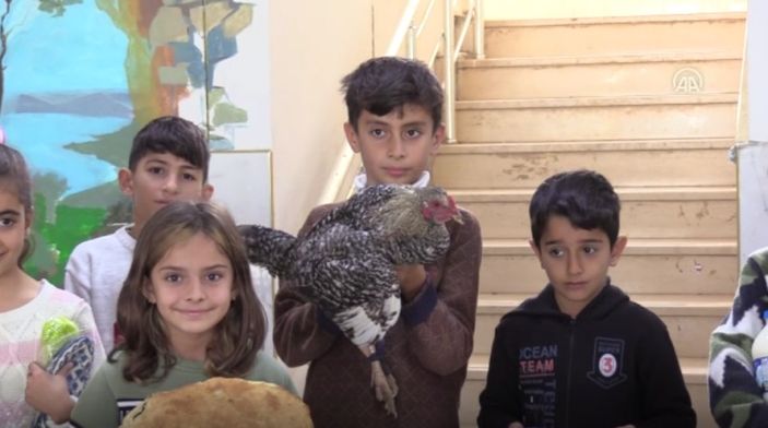 Batman'da öğretmenine kümesten getirdiği tavuğu hediye etti