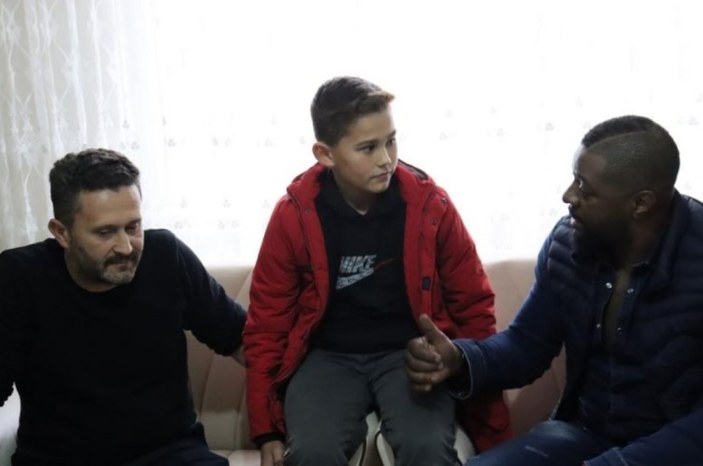 Oğlunun futbol oynamasına izin vermeyen babayı, Pascal Nouma ikna etti