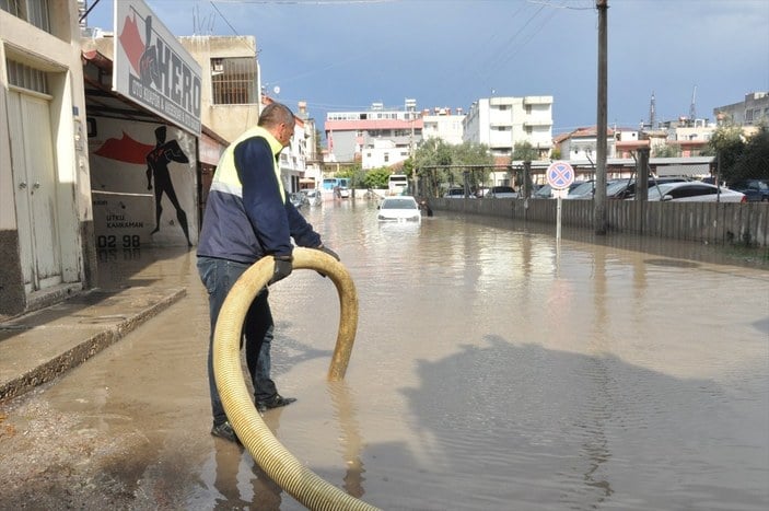 Mersin'de sağanak yağmur hayatı olumsuz etkiledi