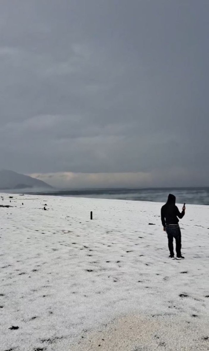 Antalya'da turistler güneşlenirken dolu yağışı başladı 