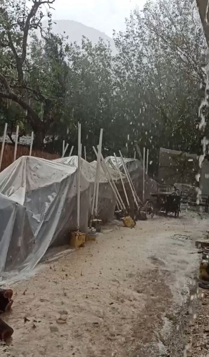 Antalya'da turistler güneşlenirken dolu yağışı başladı 