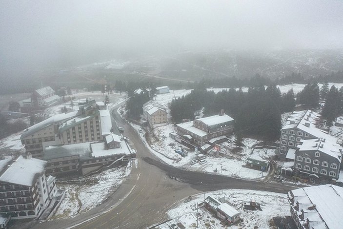 Uludağ'da kar yağışı sürüyor