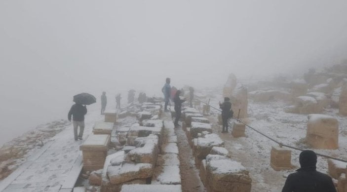 Nemrut Dağı’nda kar yağışı başladı