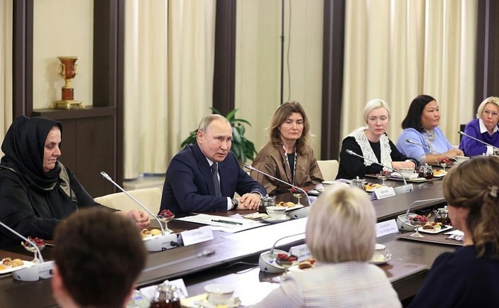 Putin, Ukrayna’da savaşan askerlerin anneleriyle buluştu