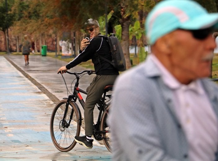 Antalya'da 69 yaşındaki Rus turistin dansı şaşırttı 