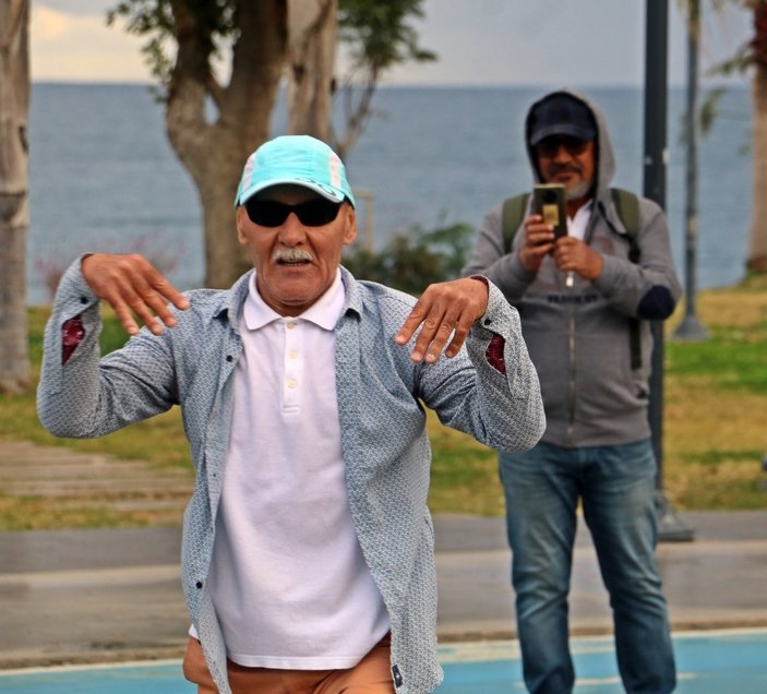 Antalya'da 69 yaşındaki Rus turistin dansı şaşırttı 