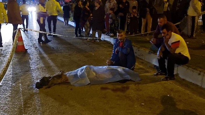 Adana'da trafik kazasında ölen ağabeyinin elini bırakmadı
