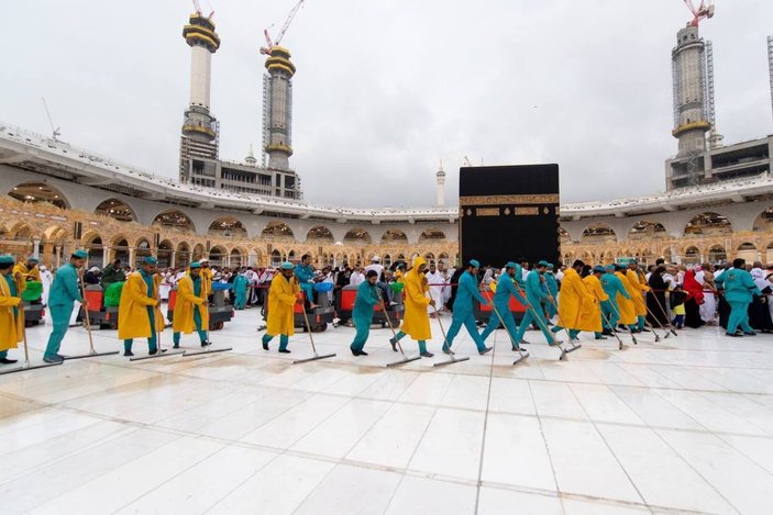 Müslümanlar, şiddetli yağışa aldırmadan Kabe'yi dualarla tavaf etti