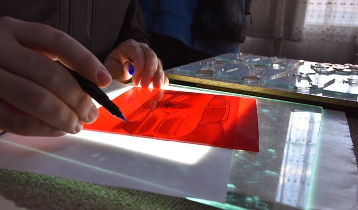 Eskişehirli cam sanatçısı TOGG ile Devrim'in biblosunu üretti