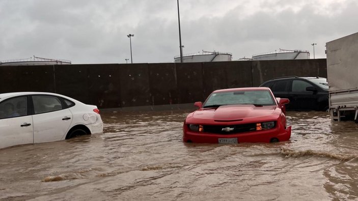 Suudi Arabistan'da yaşanan sel sonrası araçlar sular altında kaldı