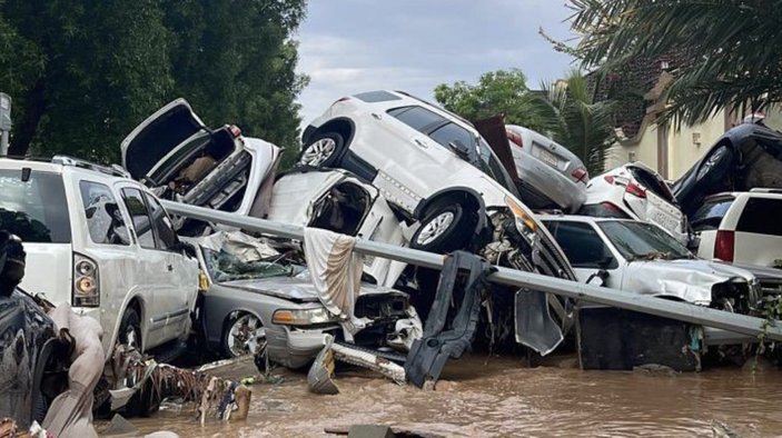 Suudi Arabistan'da yaşanan sel sonrası araçlar sular altında kaldı