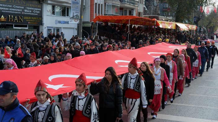 Edirne'nin 100'üncü yıl kutlamasında ücretsiz ürün izdihamı yaşandı