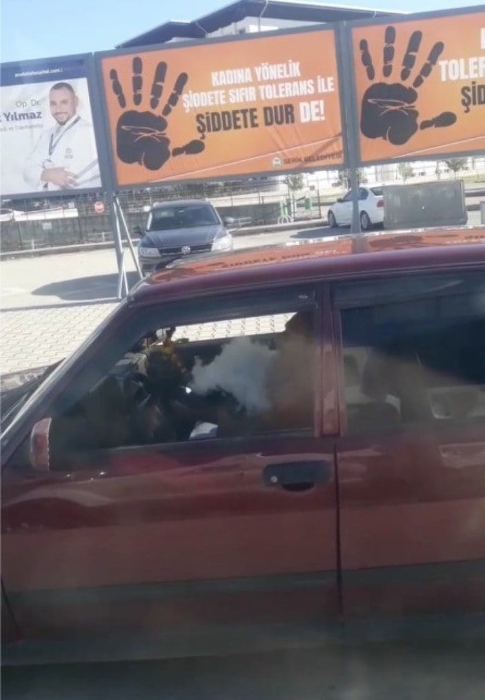 Antalya'da otomobil sürücüsü seyir halinde nargile içti 