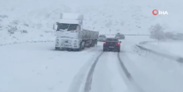 Bitlis'te kar bastırdı: Araçlar yolda kaldı