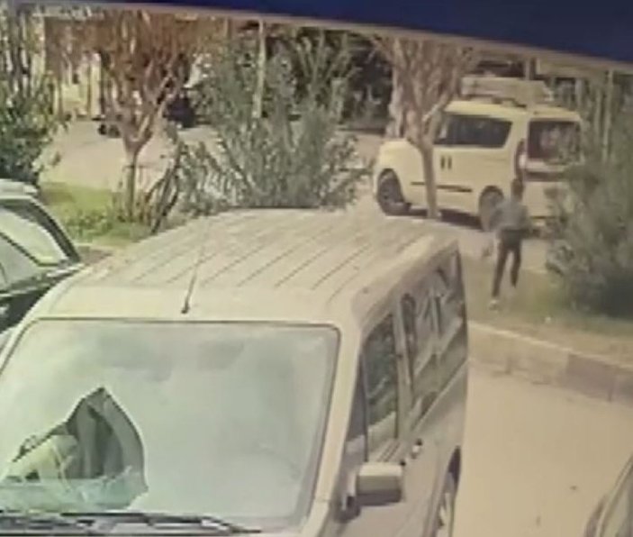 Antalya'da dilendirilen küçük çocuk arabanın altında kaldı 