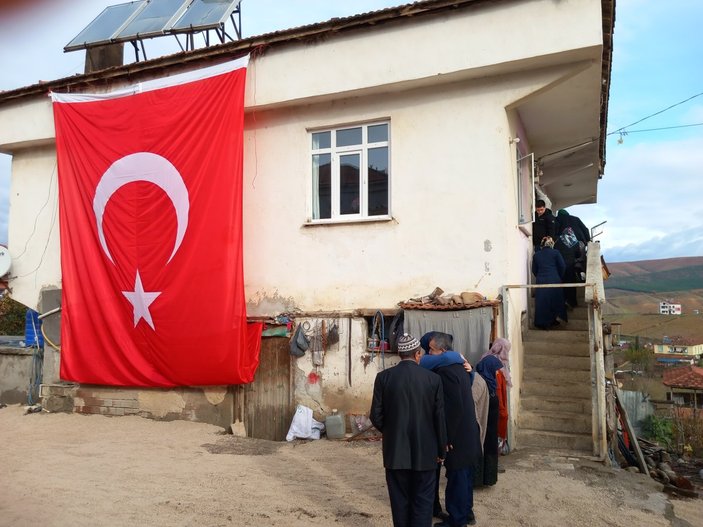 Pençe şehidi Mustafa Yıldız'ın baba ocağına bayrak asıldı 