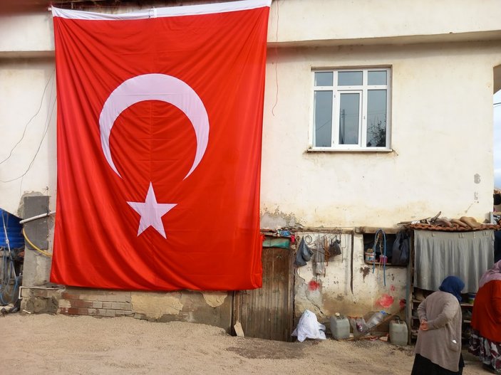 Pençe şehidi Mustafa Yıldız'ın baba ocağına bayrak asıldı 